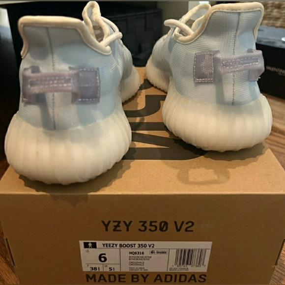 LIKE NEW YEEZY BOOST 350 V2 | Woman's Size 6 - Picture 8 of 9